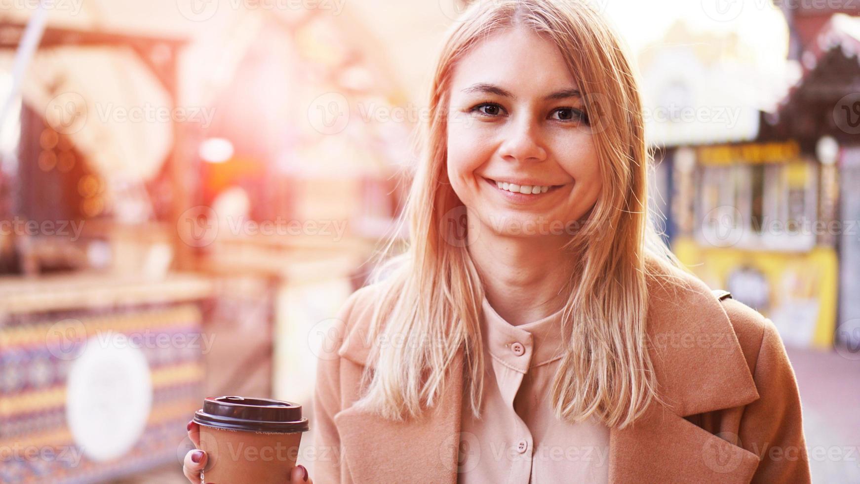 joven rubia con una taza de café. foto