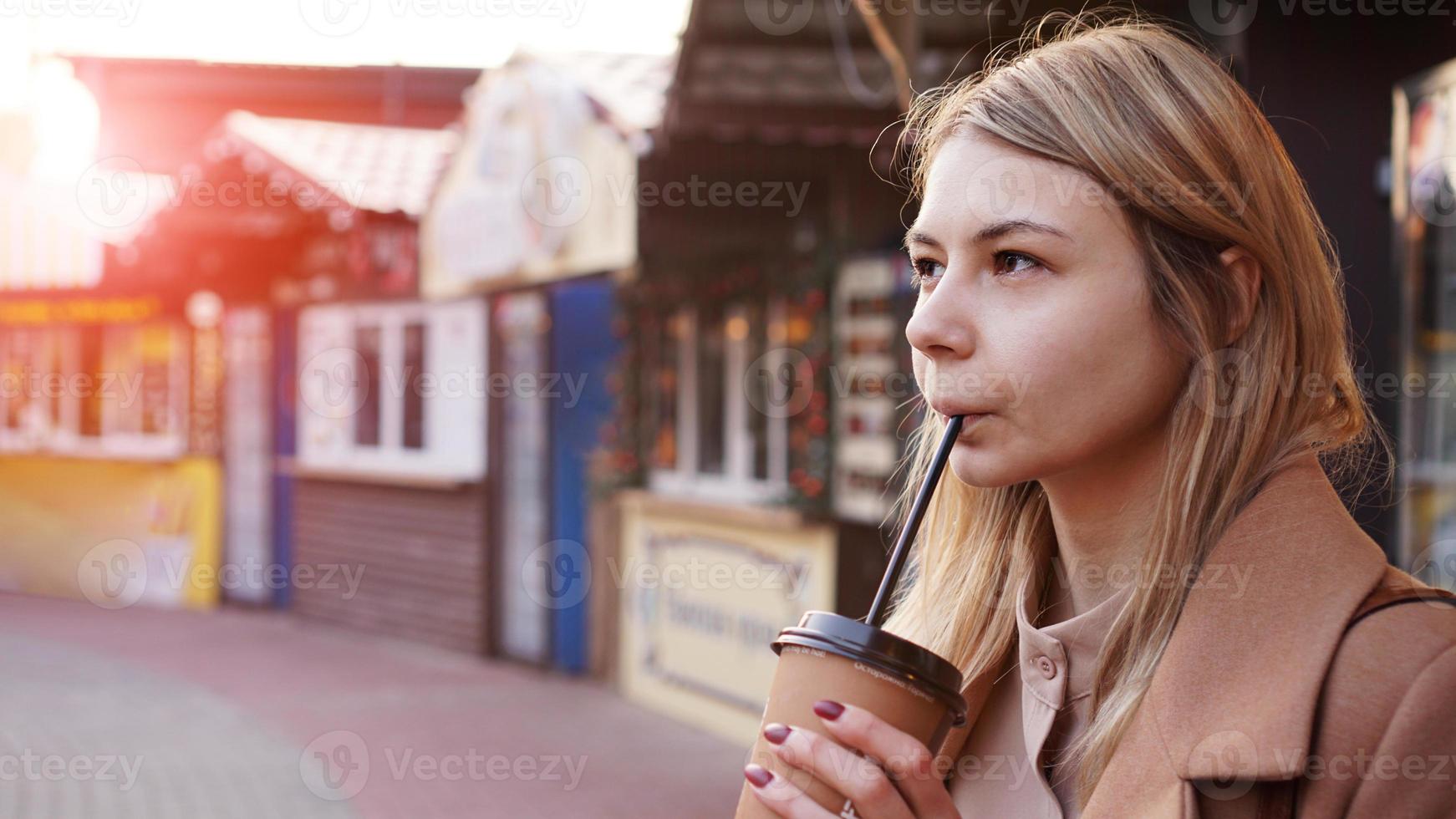 joven rubia con una taza de café foto