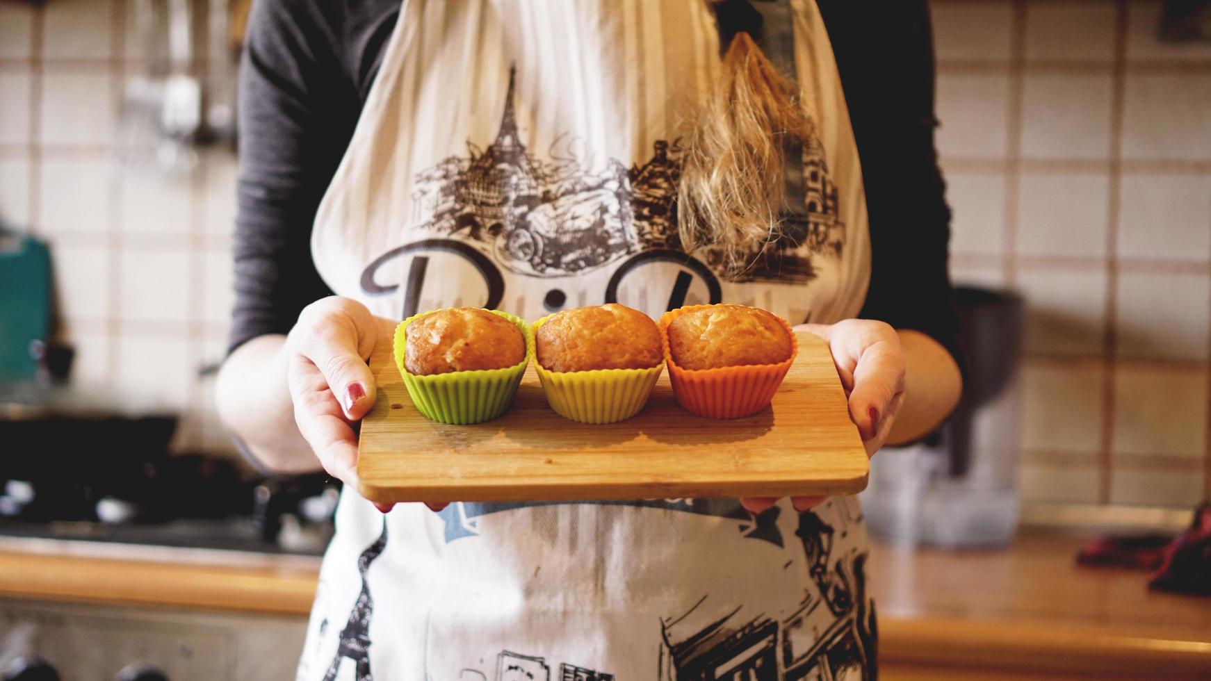 Muffins de caramelo caseros en una fuente para hornear foto