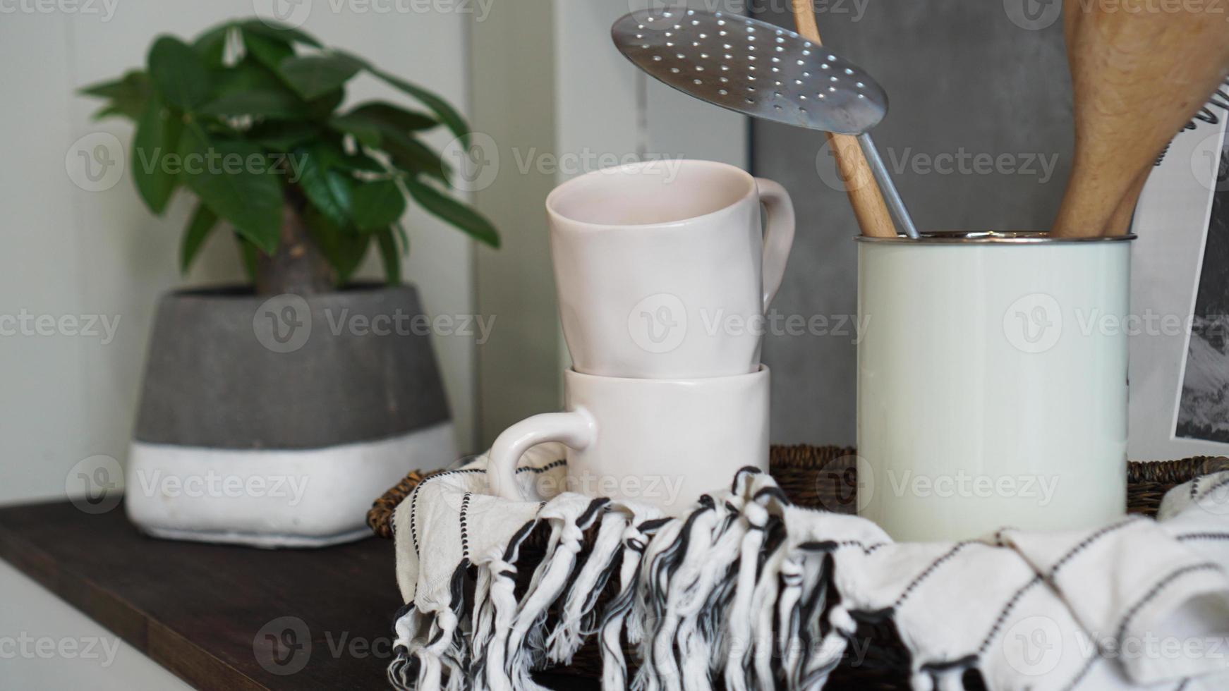 vajilla - platos y tazas de cerámica, estilo escandinavo foto