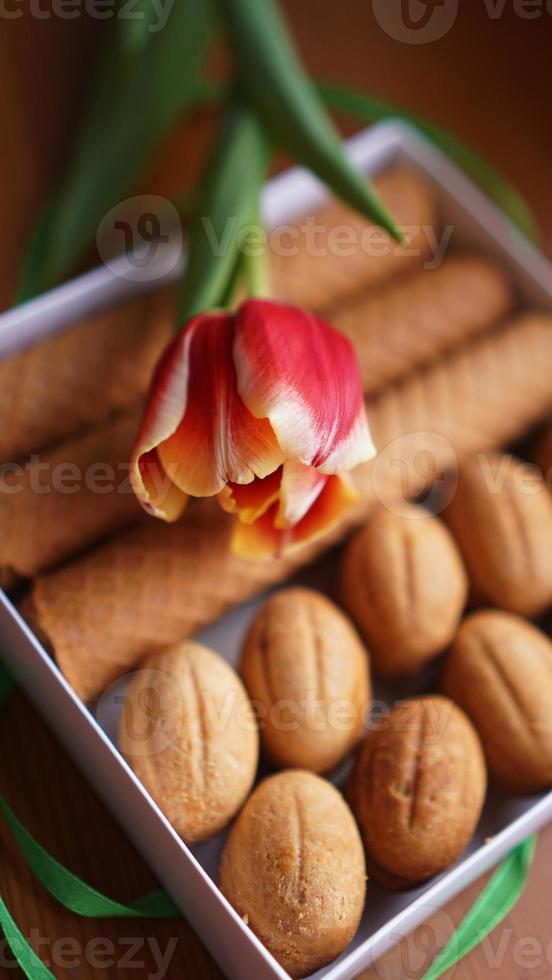 galletas de mantequilla y tulipanes. regalo a la mujer foto