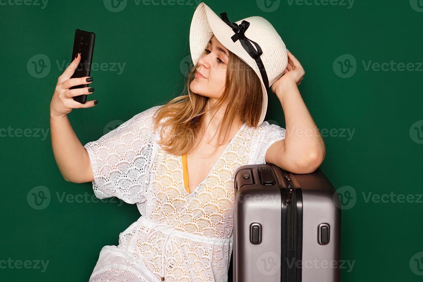 Elegante mujer europea tomando selfie antes de las vacaciones foto