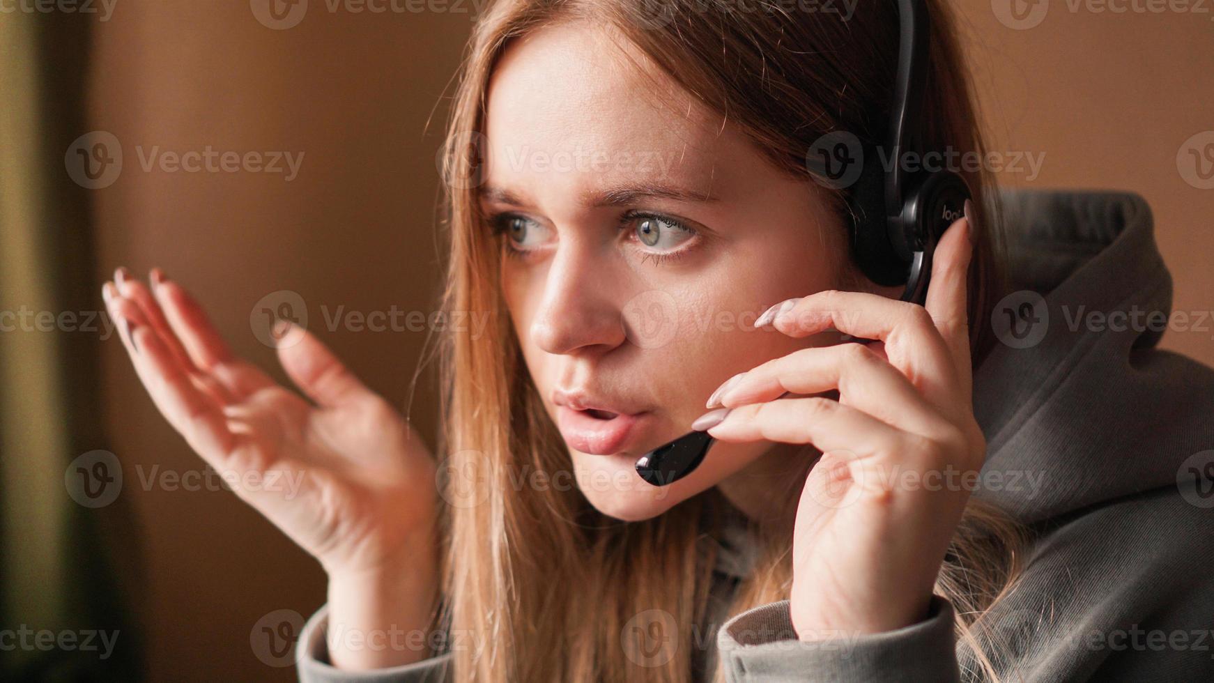 operador de chica confundida con auriculares. trabajo remoto foto