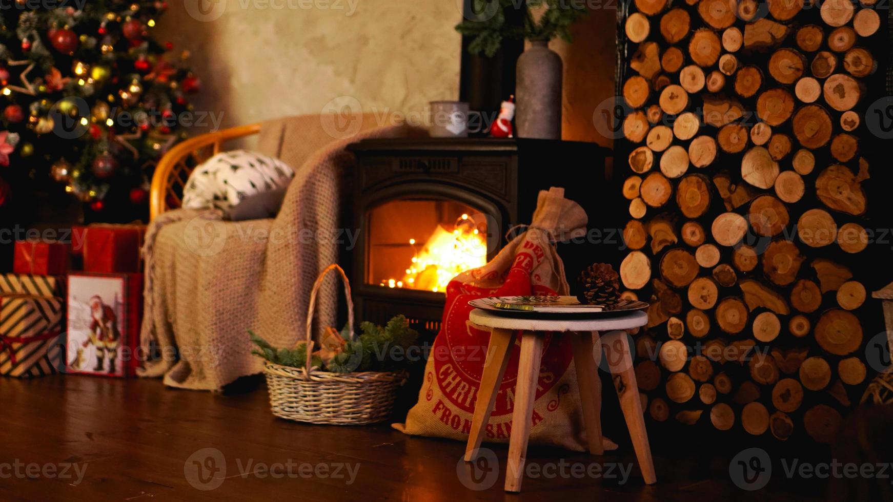 hermosa habitación decorada de vacaciones con árbol de navidad foto