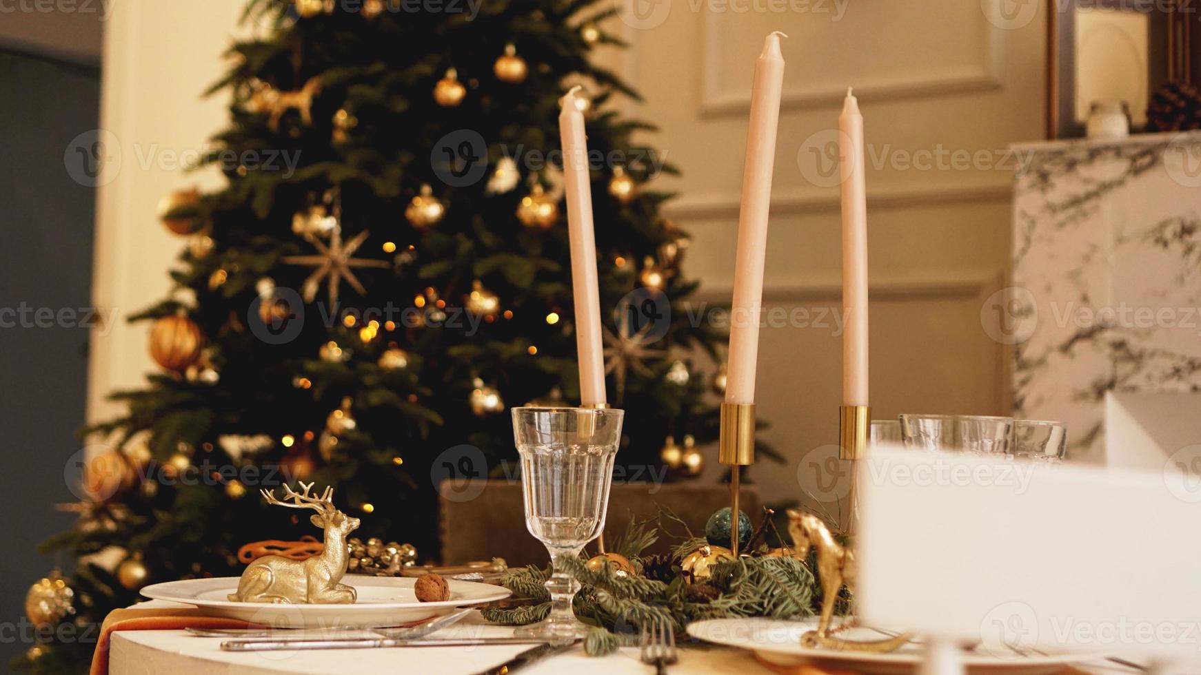 Mesa servida para la cena de Navidad en el salón, vista cercana foto