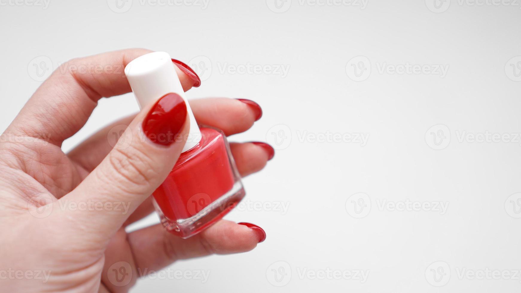 manicura. Hermosas uñas de mujer cuidadas con esmalte de uñas rojo foto