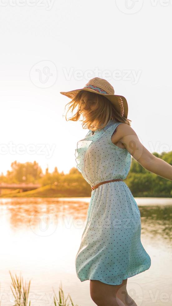 chica de primavera disfrutando de la naturaleza. hermosa joven al aire libre foto