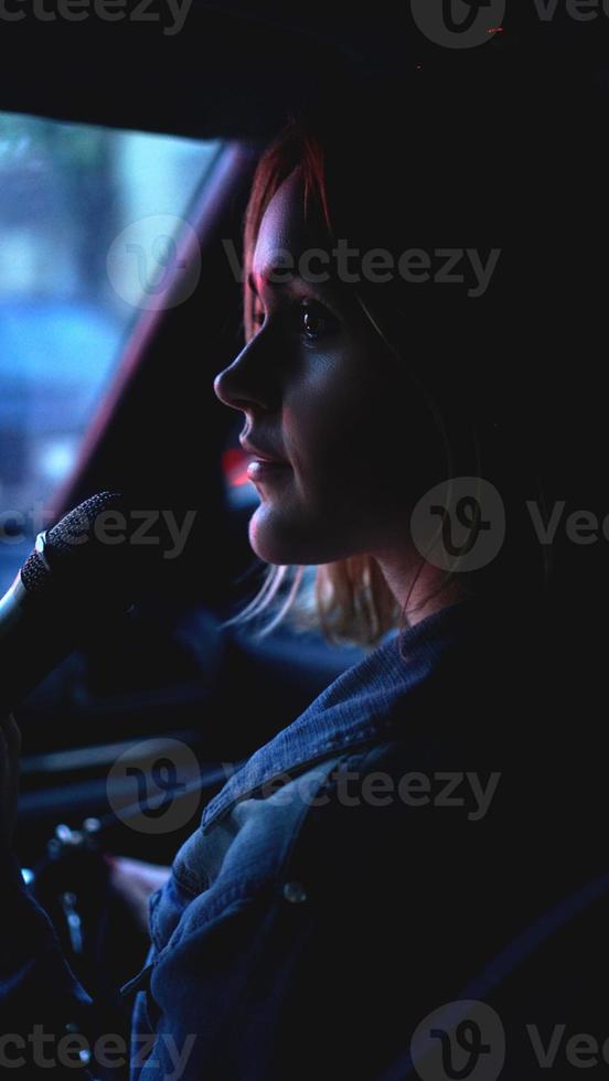 mujer en coche con microfono foto