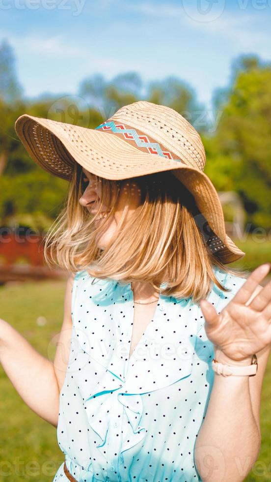 mujer joven en jardín soleado. día de verano al aire libre. concepto de libertad foto