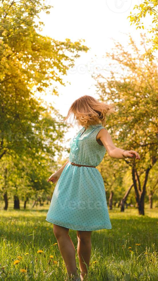 chica de primavera disfrutando de la naturaleza. hermosa joven al aire libre foto