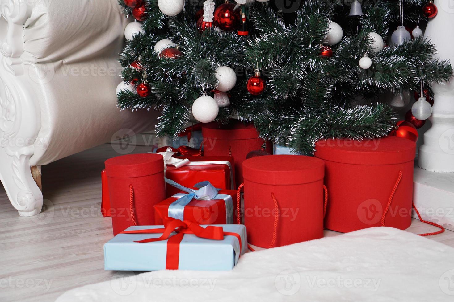 un montón de hermosos regalos de navidad envueltos foto