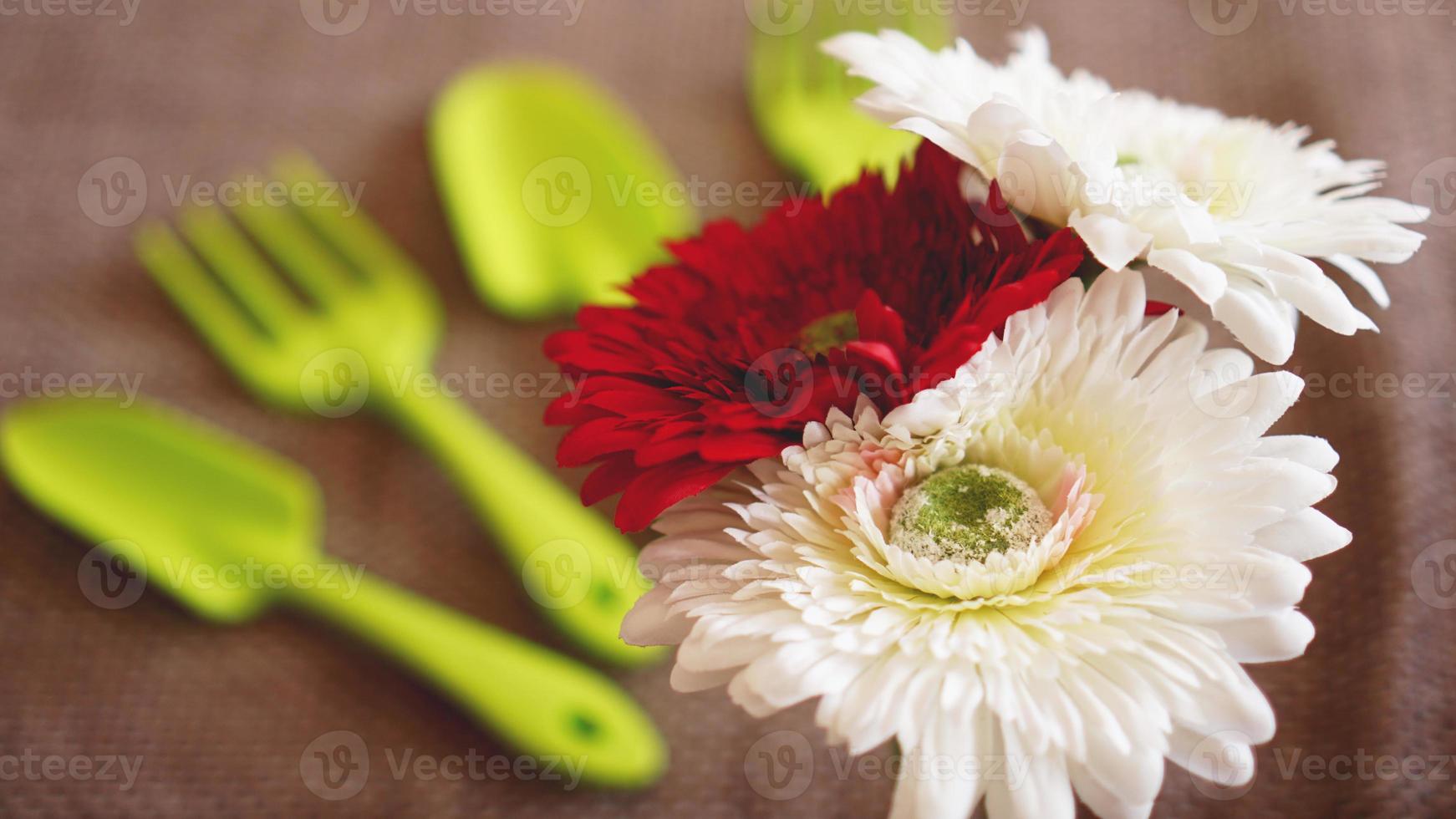 fondo de jardinería. herramientas de jardinería y flores. foto