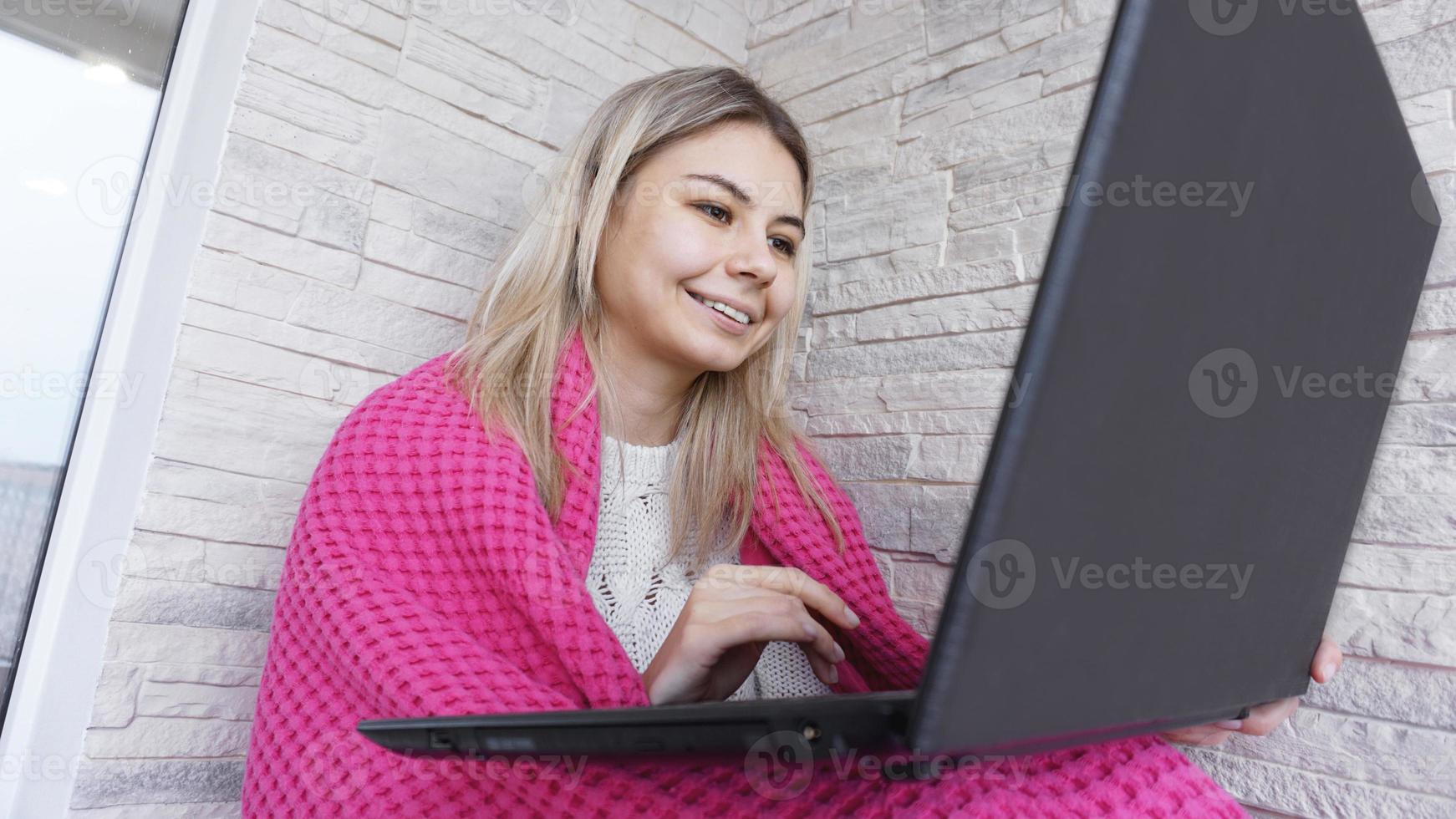 hermosa mujer joven con una computadora portátil foto