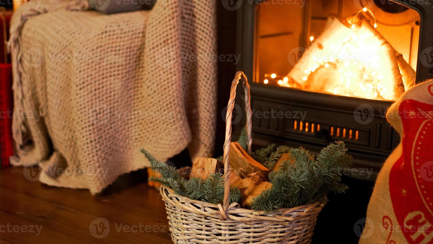 tarjeta de navidad - canasta con ramas de árbol de navidad foto