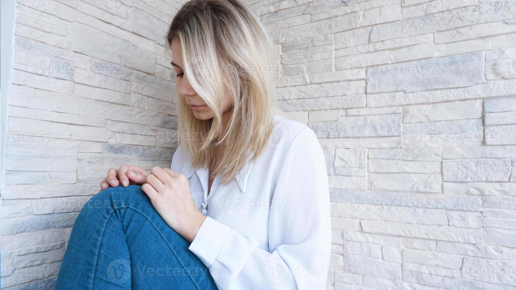 mujer hermosa joven triste o deprimida foto