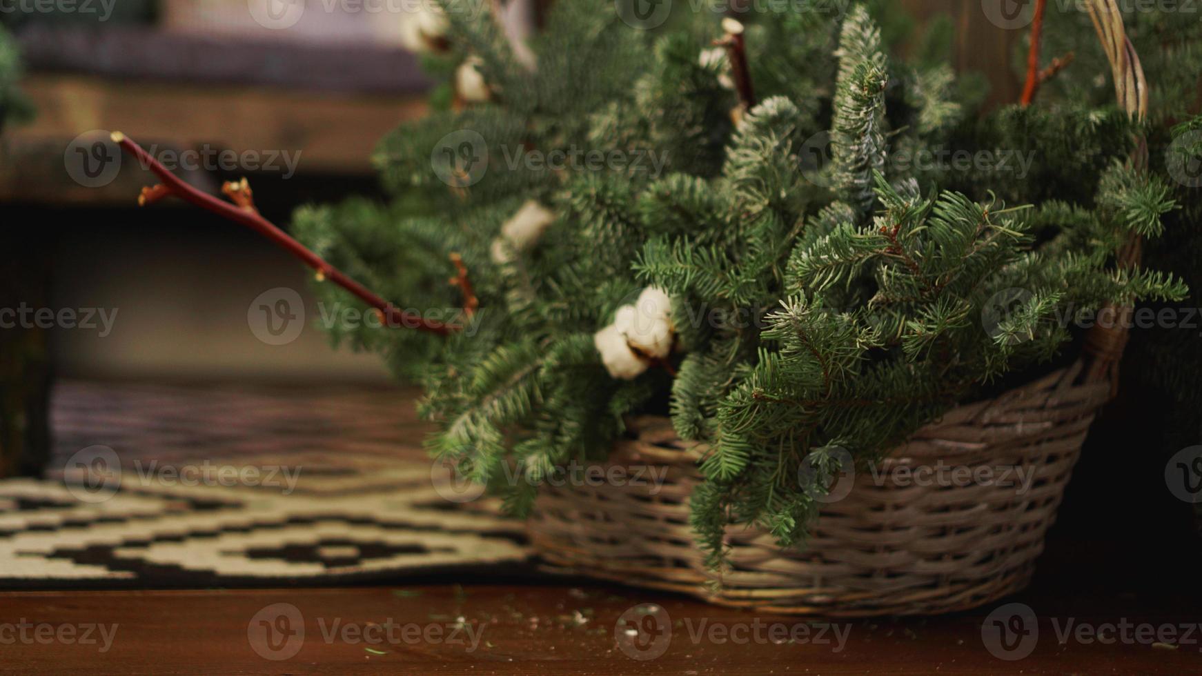 tarjeta de navidad - canasta con ramas de árbol de navidad foto