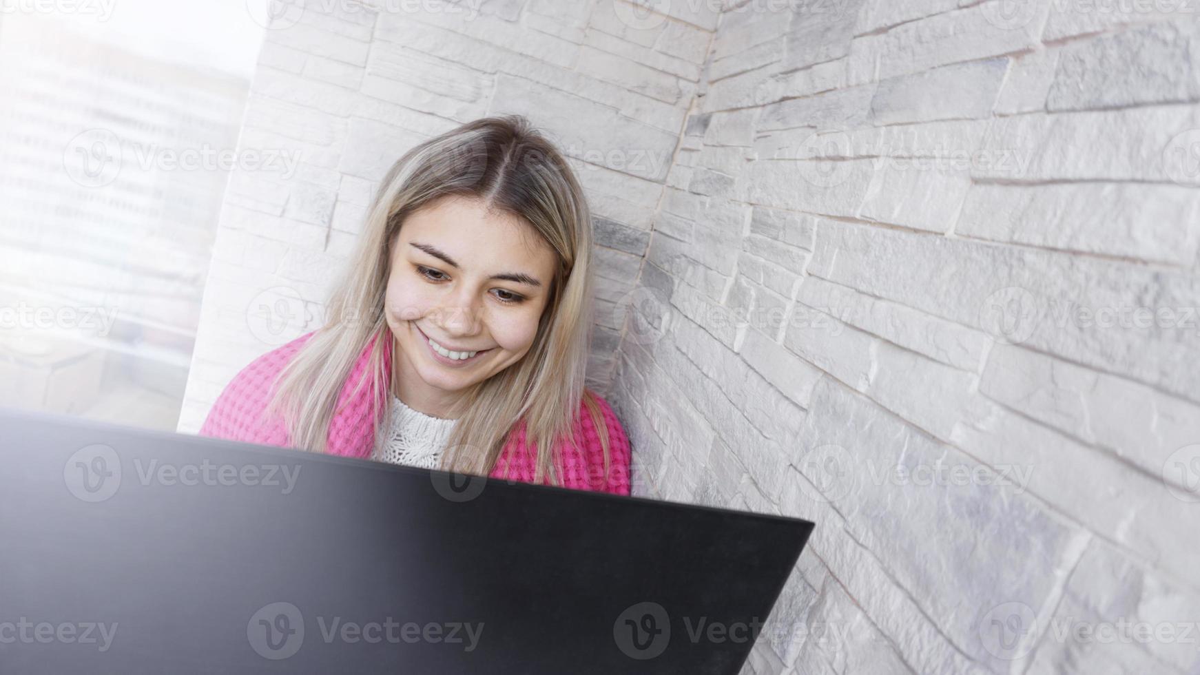 hermosa mujer joven con una computadora portátil foto