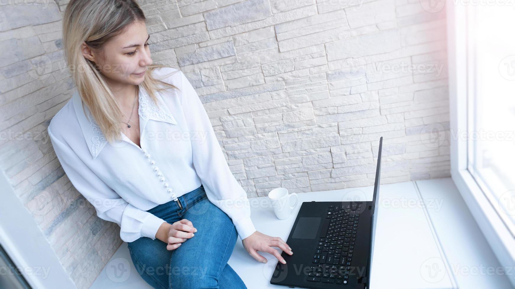 vista lateral. mujer de negocios joven con una taza de café y un cuaderno. foto