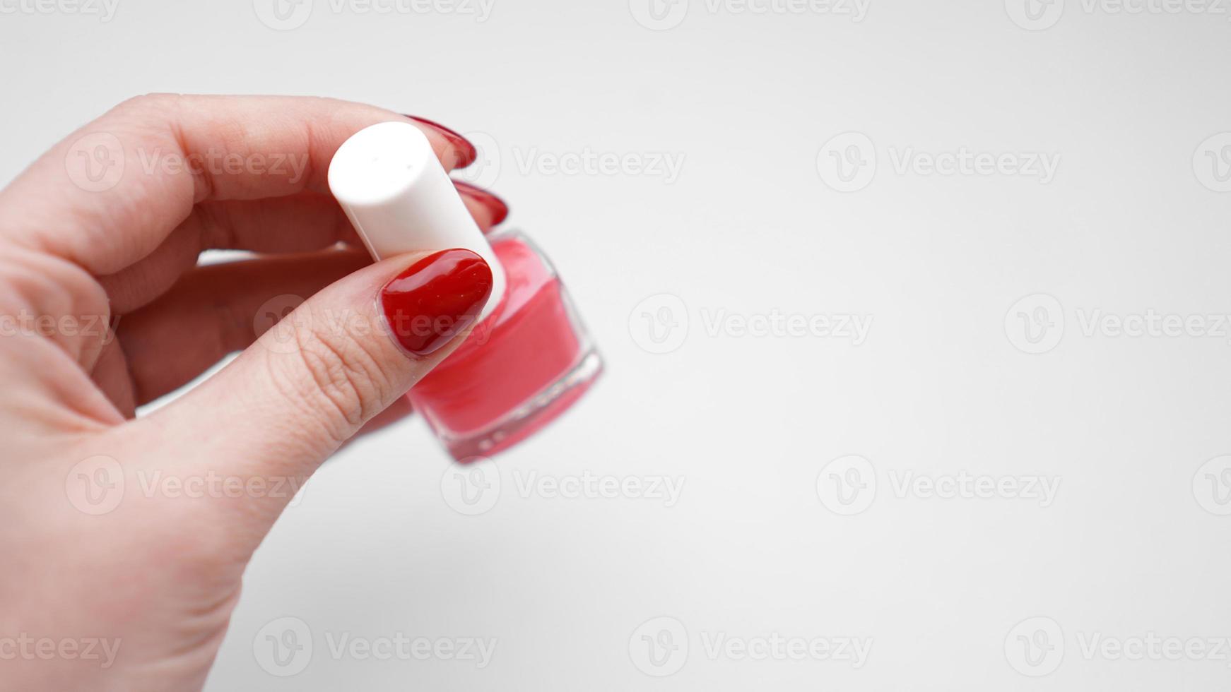 manicura. Hermosas uñas de mujer cuidadas con esmalte de uñas rojo foto