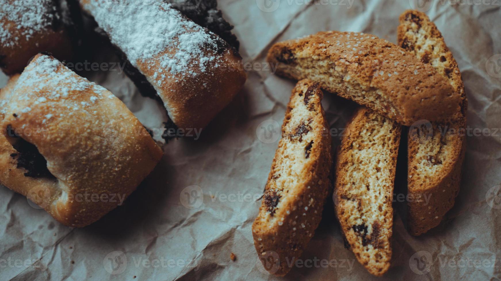 Producto de repostería dulce sobre papel artesanal. foto