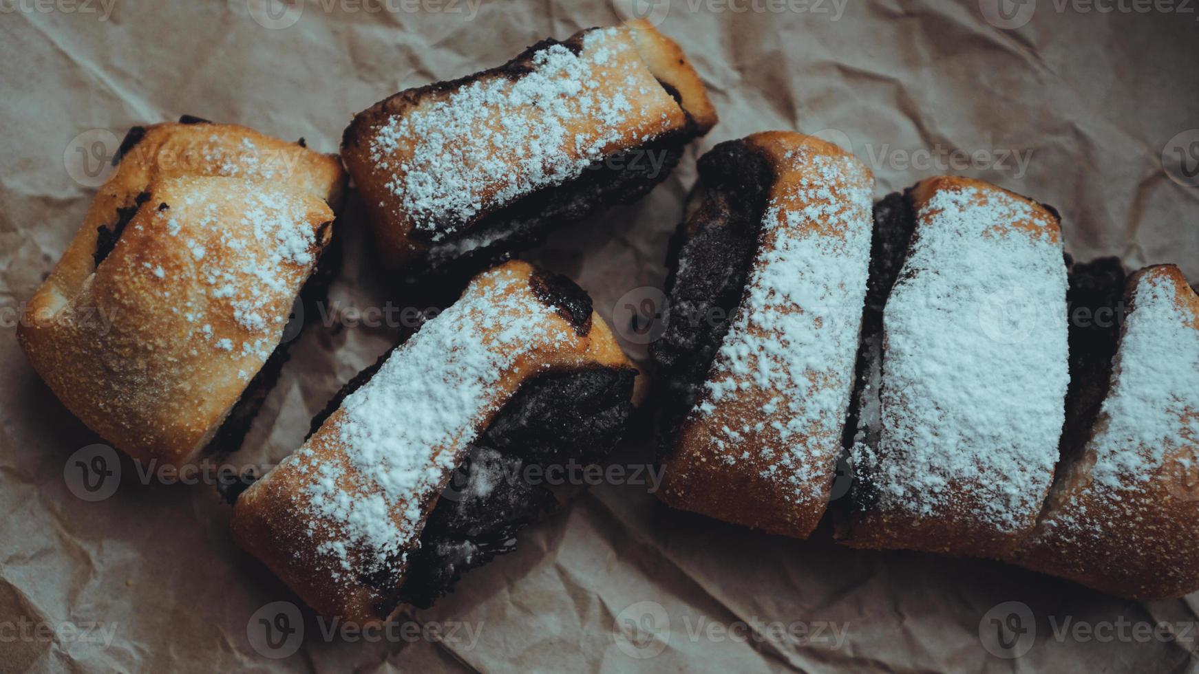 rollos de chocolate espolvoreados con azúcar glass foto