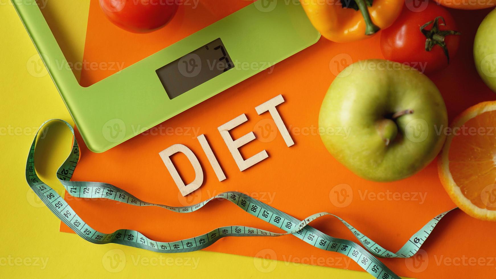 dieta concepto. comida sana, balanza de cocina foto