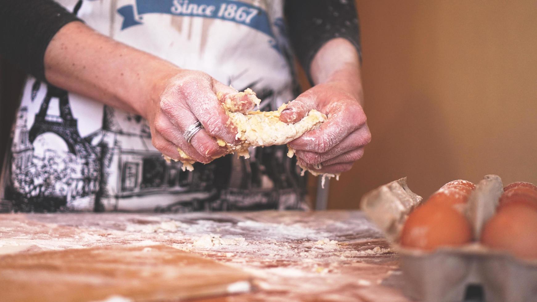 concepto de cocina y hogar - cerca de la hembra foto