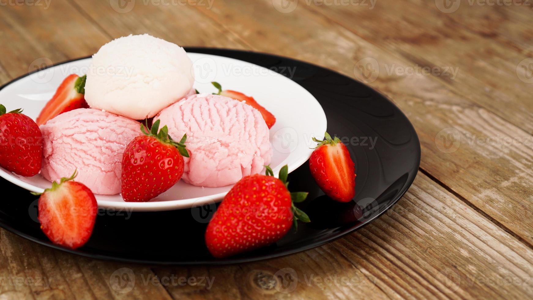 delicioso helado de fresa con fresas frescas foto