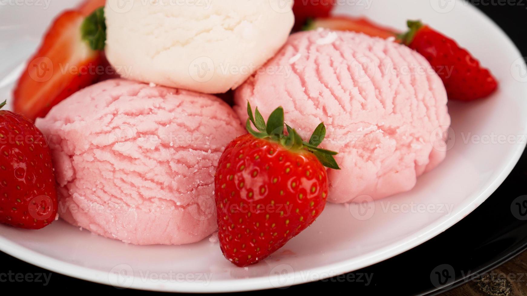 delicioso helado de fresa con fresas frescas foto