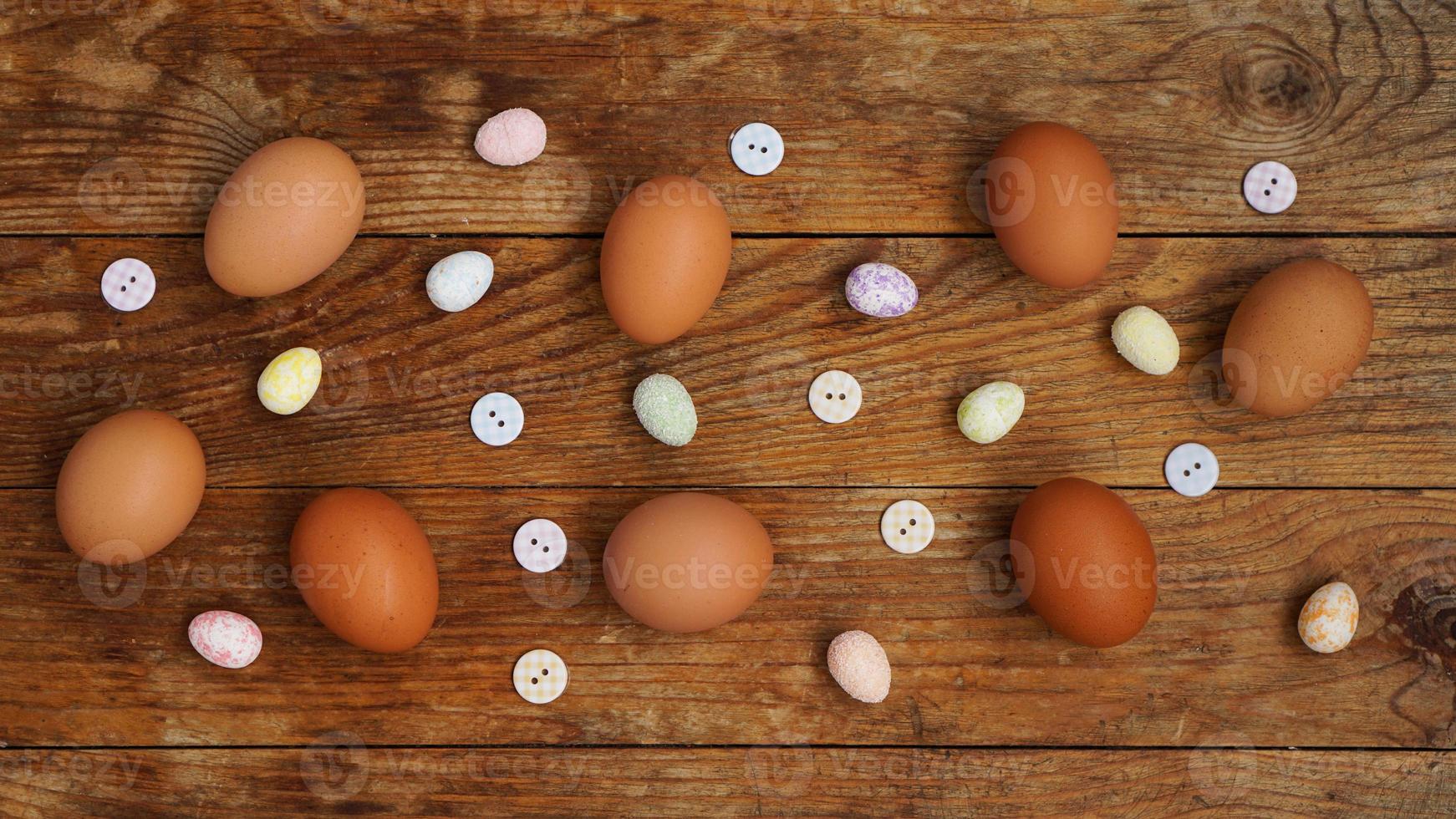 huevos sobre un fondo rústico de madera. huevos de gallina frescos foto