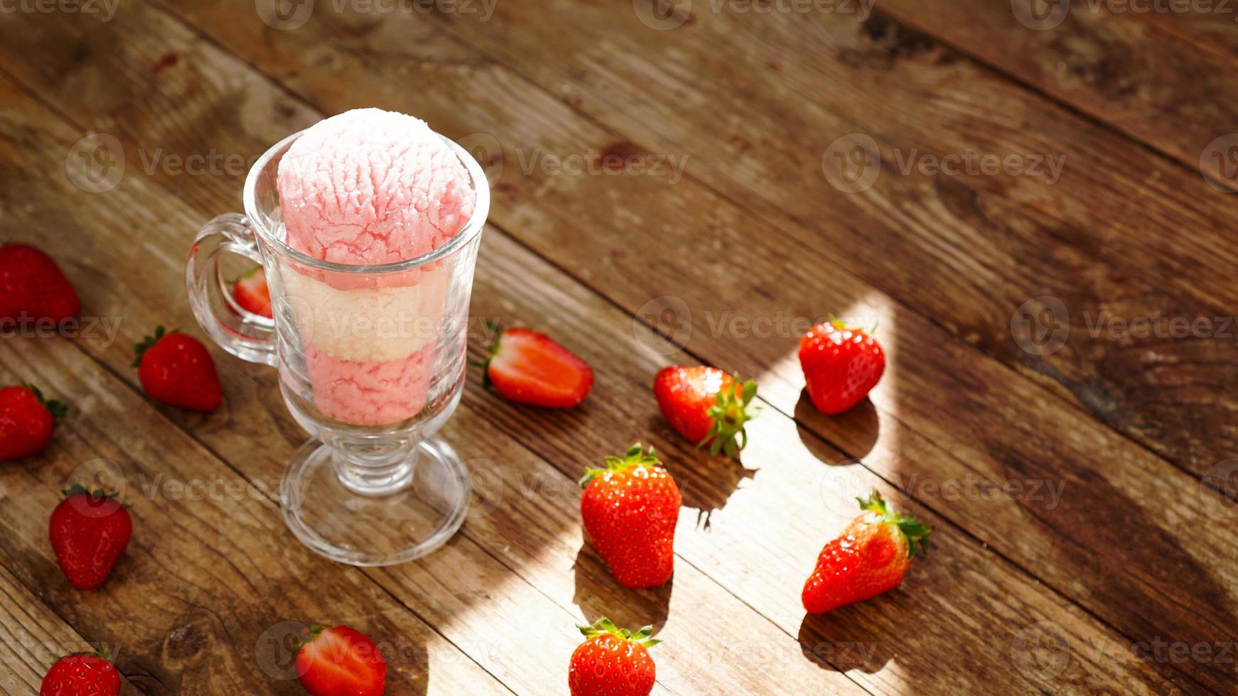 helado de fresa y vainilla en un vaso de vidrio foto