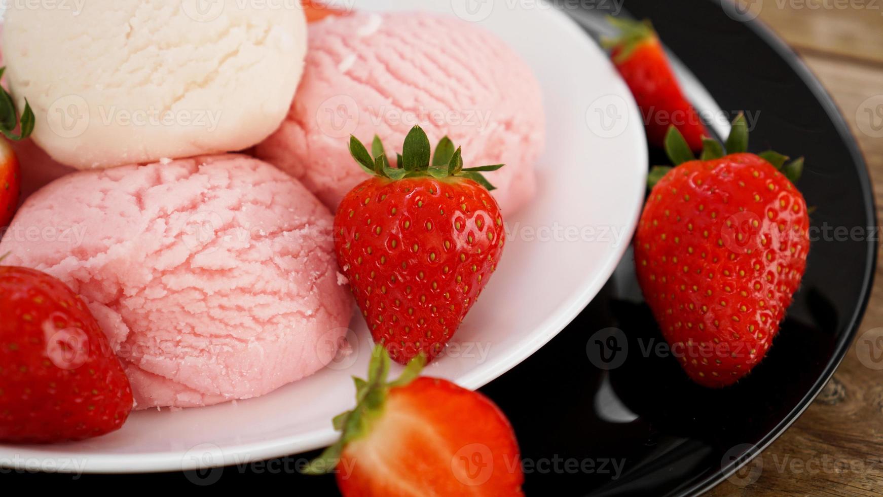 delicioso helado de fresa con fresas frescas foto