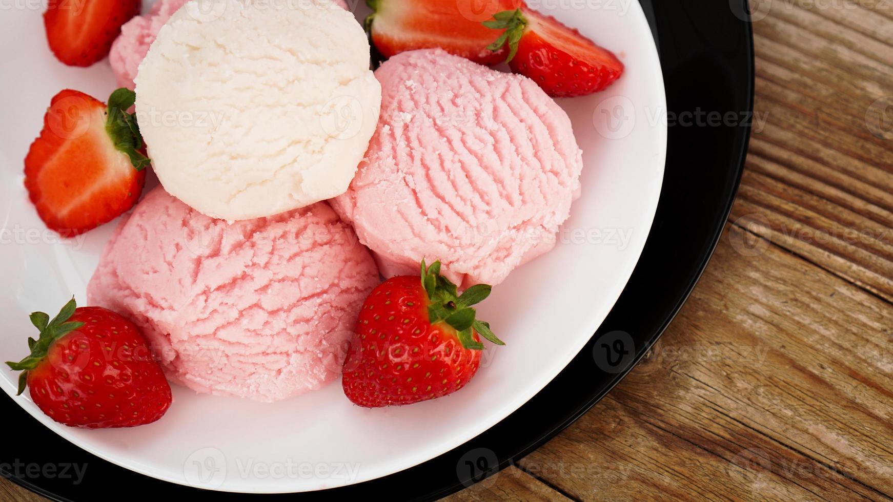 delicioso helado de fresa con fresas frescas foto