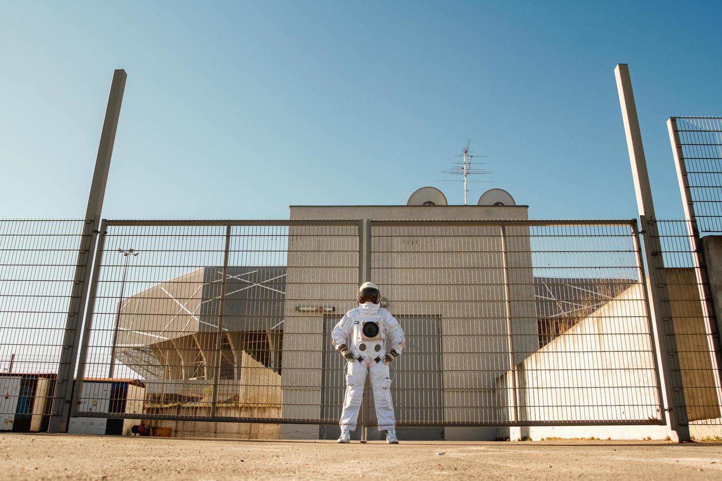 astronauta en el fondo de la ciudad futurista, vislumbrar el futuro foto
