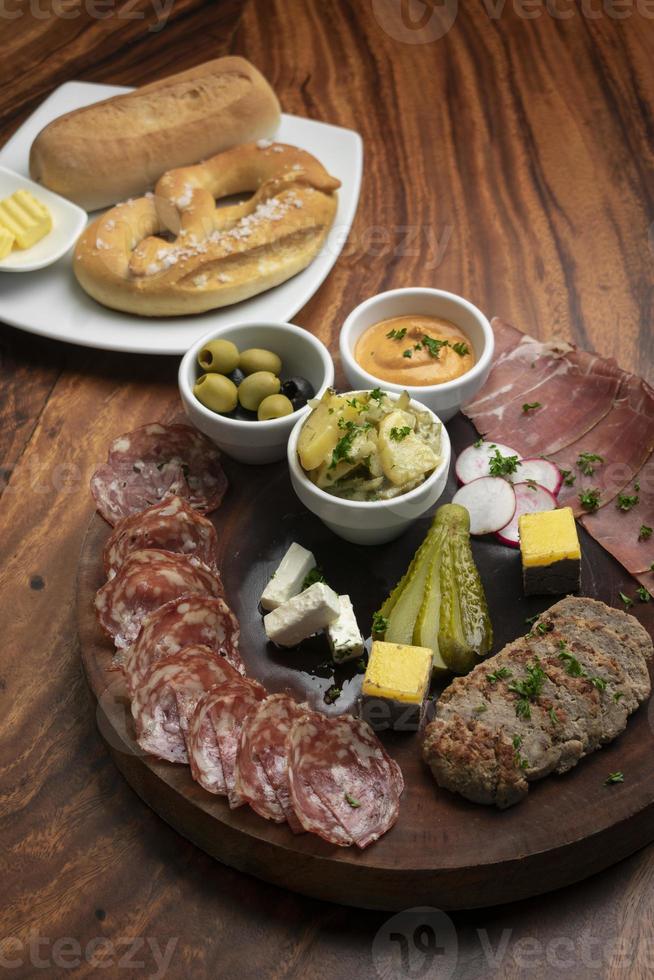 Plato de aperitivos de tapas de embutidos alemanes con carnes y pan foto