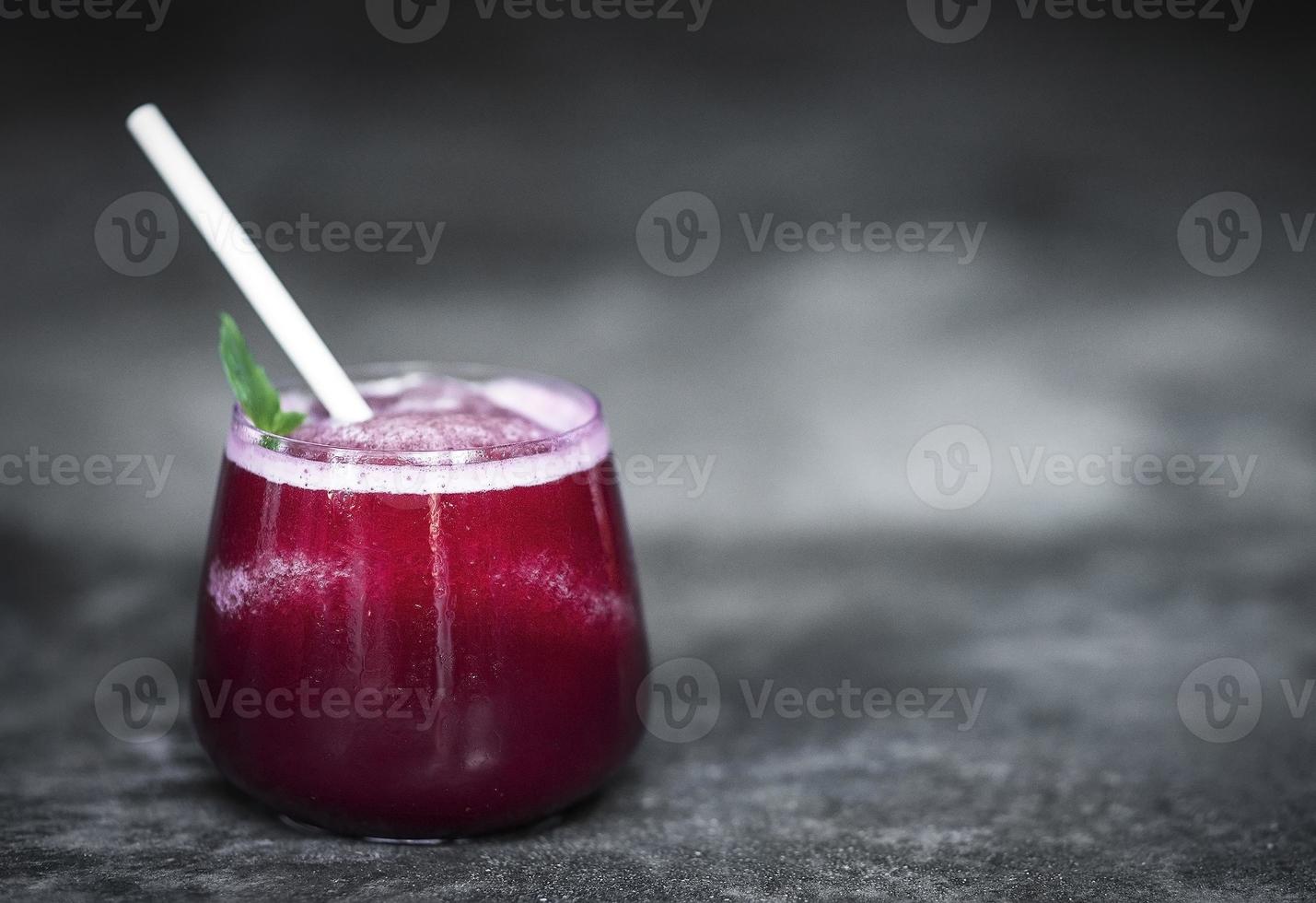 bebida de desintoxicación de jugo de remolacha orgánica fresca en vidrio de diseño moderno foto