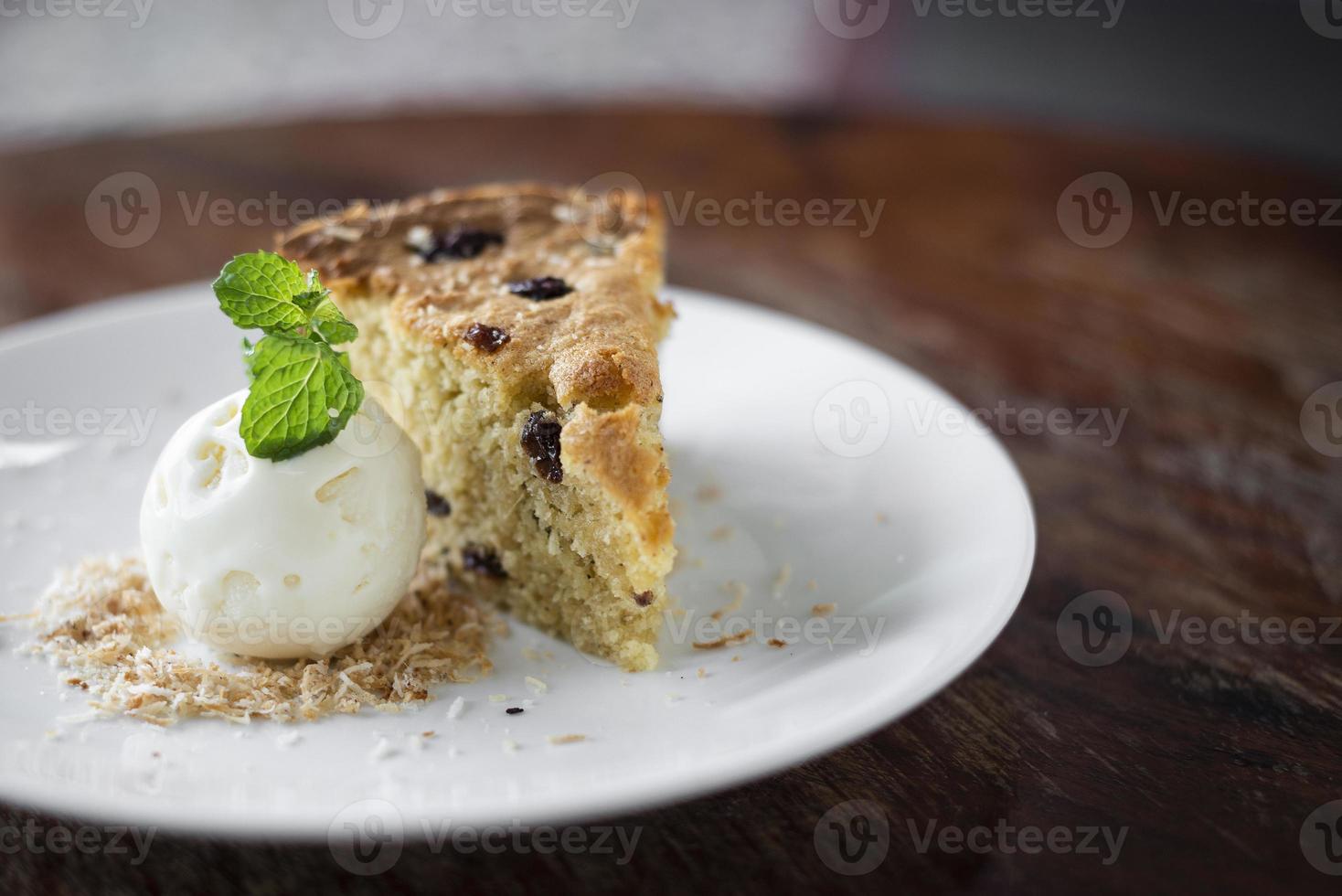 bizcocho de plátano y pasas orgánico con helado de coco postre dulce foto