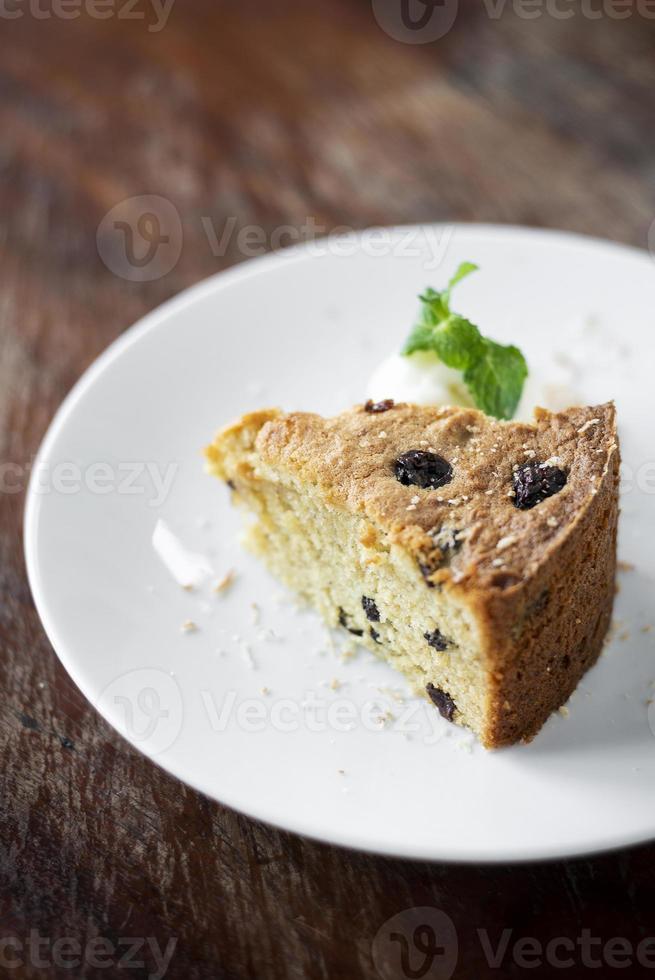 bizcocho de plátano y pasas orgánico con helado de coco postre dulce foto