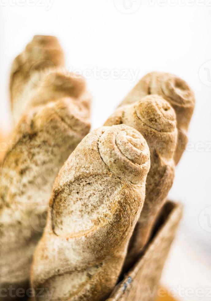 Mezcla de pan baguette francés orgánico francés en pantalla de panadería rústica foto