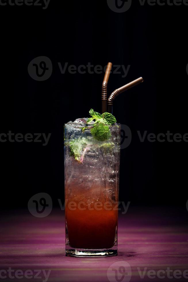 moderno y moderno cóctel de fusión de mojito de fresa en el sofisticado lounge bar por la noche foto