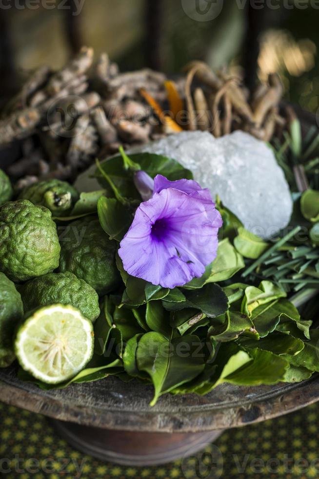 Detalle de productos orgánicos tropicales exóticos naturales en el spa de belleza asiático foto