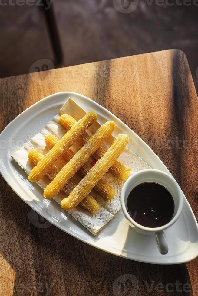 Famosos churros españoles con chocolate tradicional desayuno tapa dulce de España foto