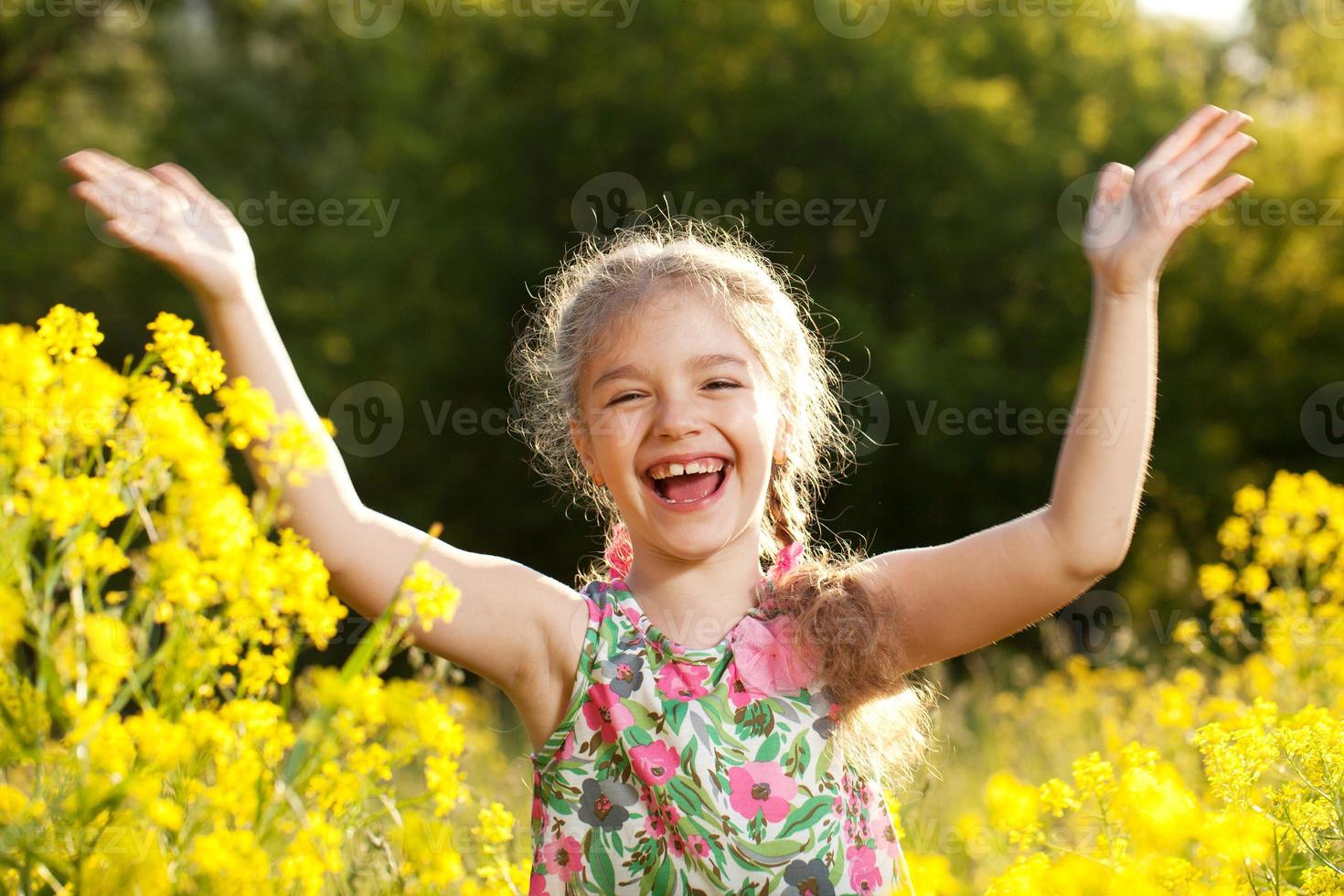 niña divirtiéndose foto