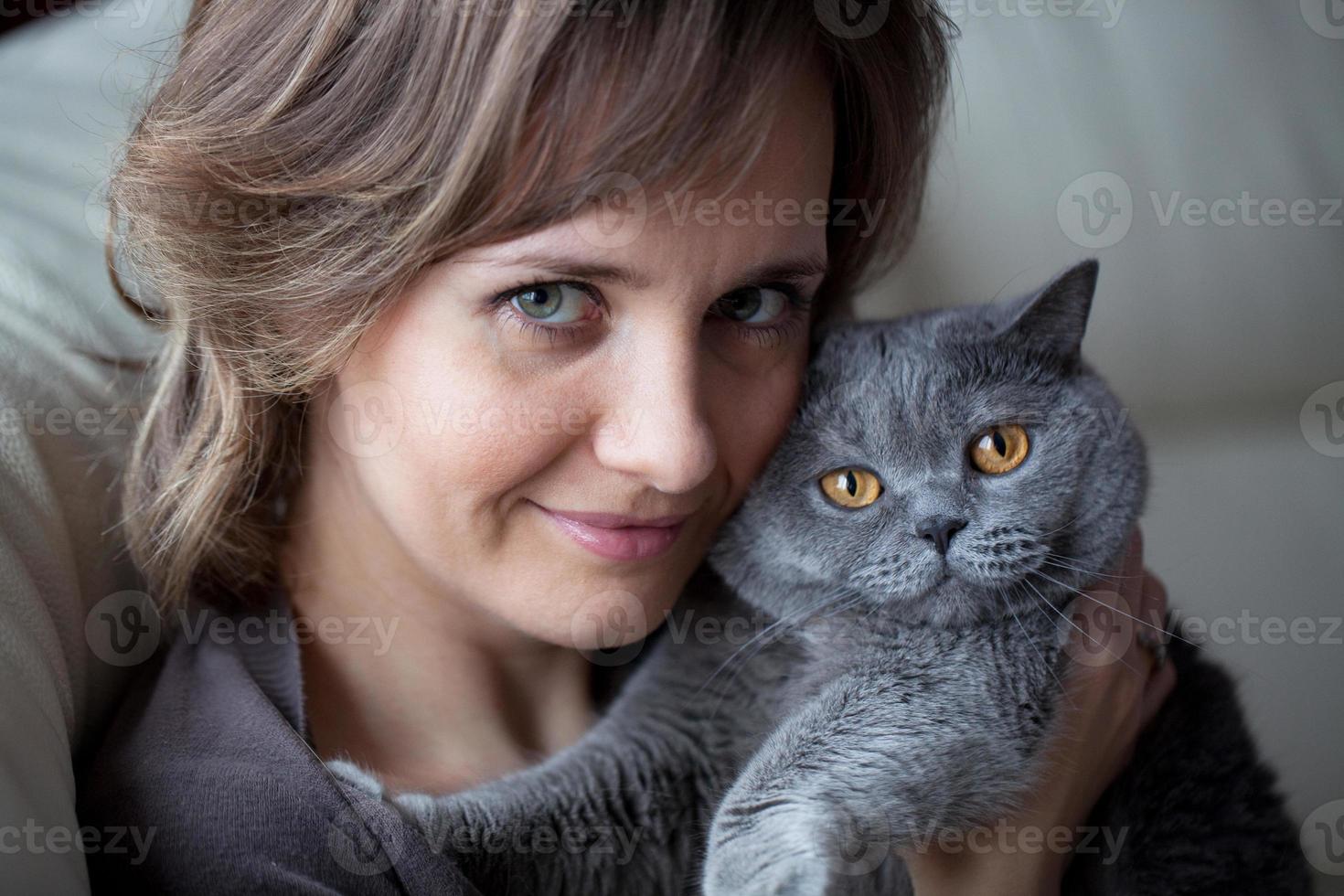 mujer joven y bonita con un gato foto