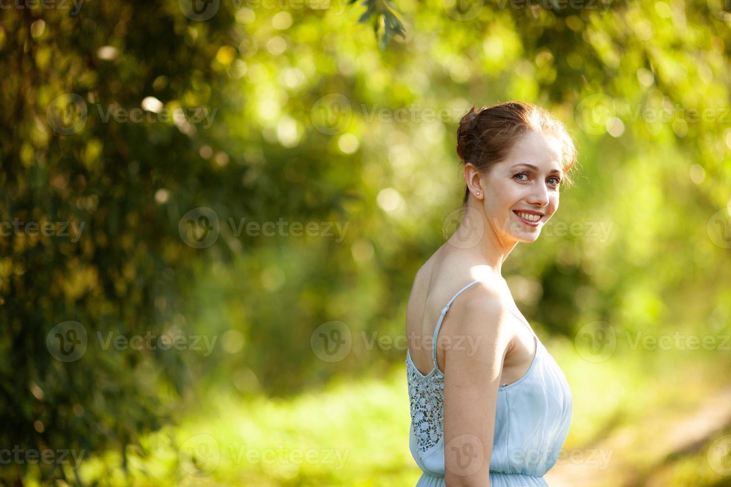 Retrato de una mujer joven y bella foto