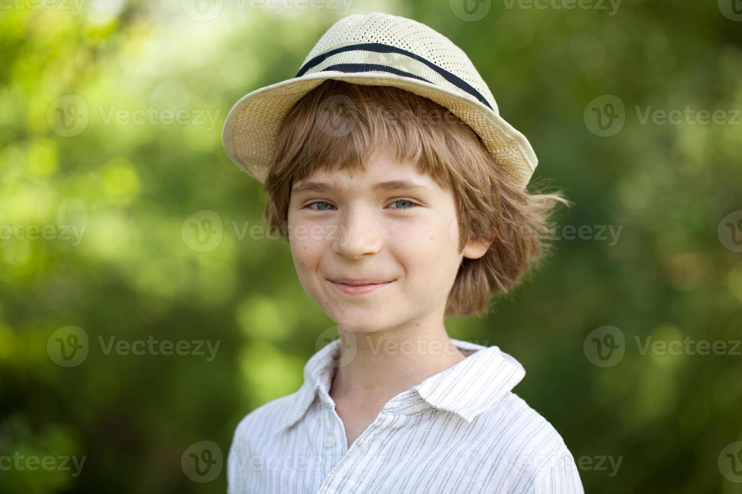 niño sonriente en la camisa a rayas foto