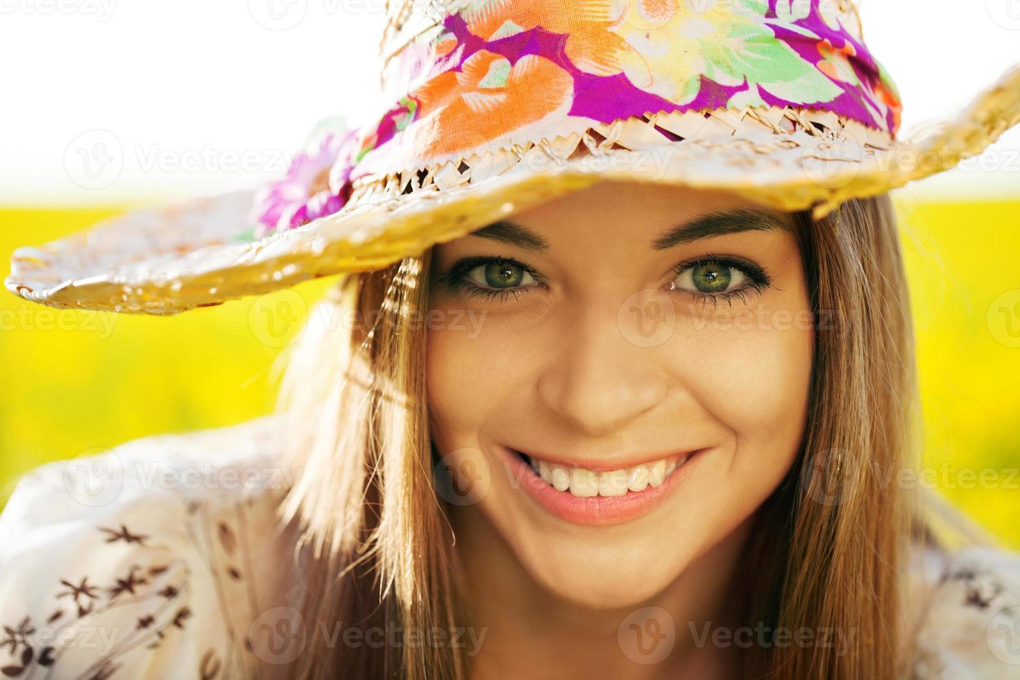 mujer feliz en un sombrero de mimbre foto