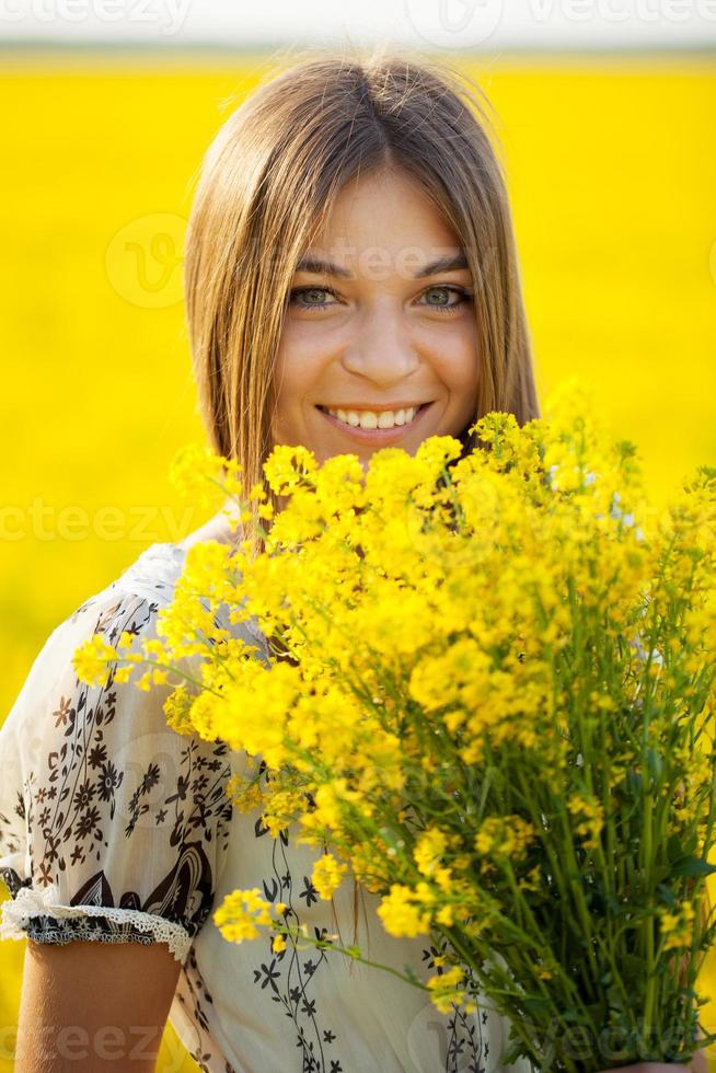 niña con un ramo de flores silvestres foto