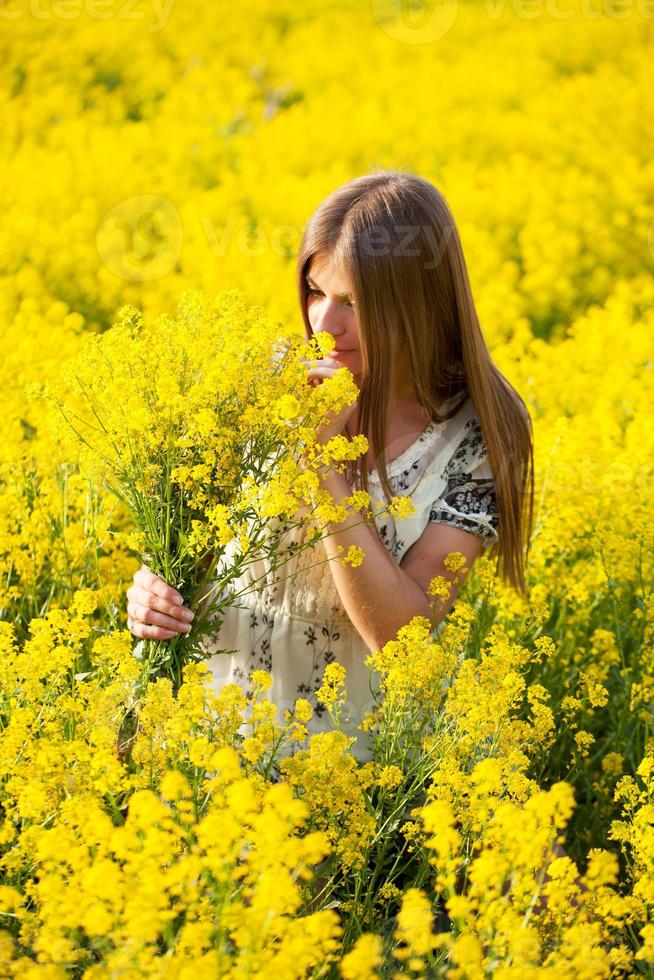 niña en el campo de flores amarillas foto