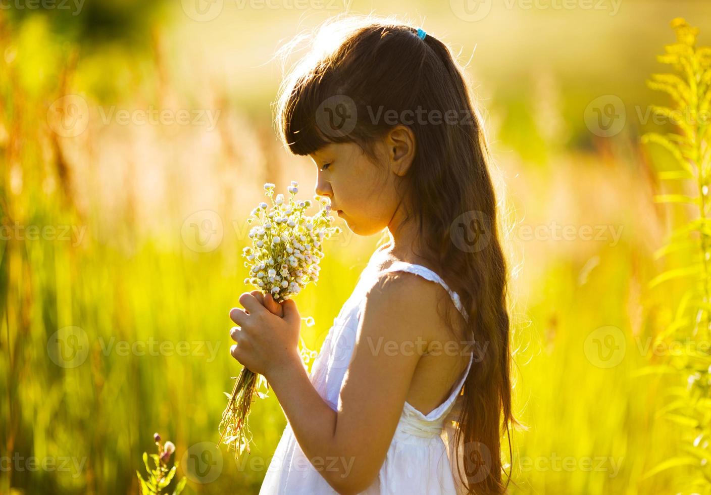 niña con un ramo de flores silvestres foto